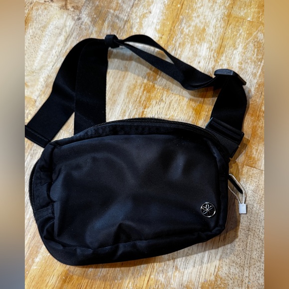 GAIAM waist pack/crossbody pack - Picture 1 of 11